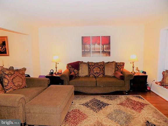 5th image of 7512 Amesbury Ct