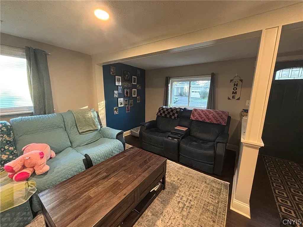 3 bed, 1.0 bath, 1042 sqft, $1,950 — Photo 3
