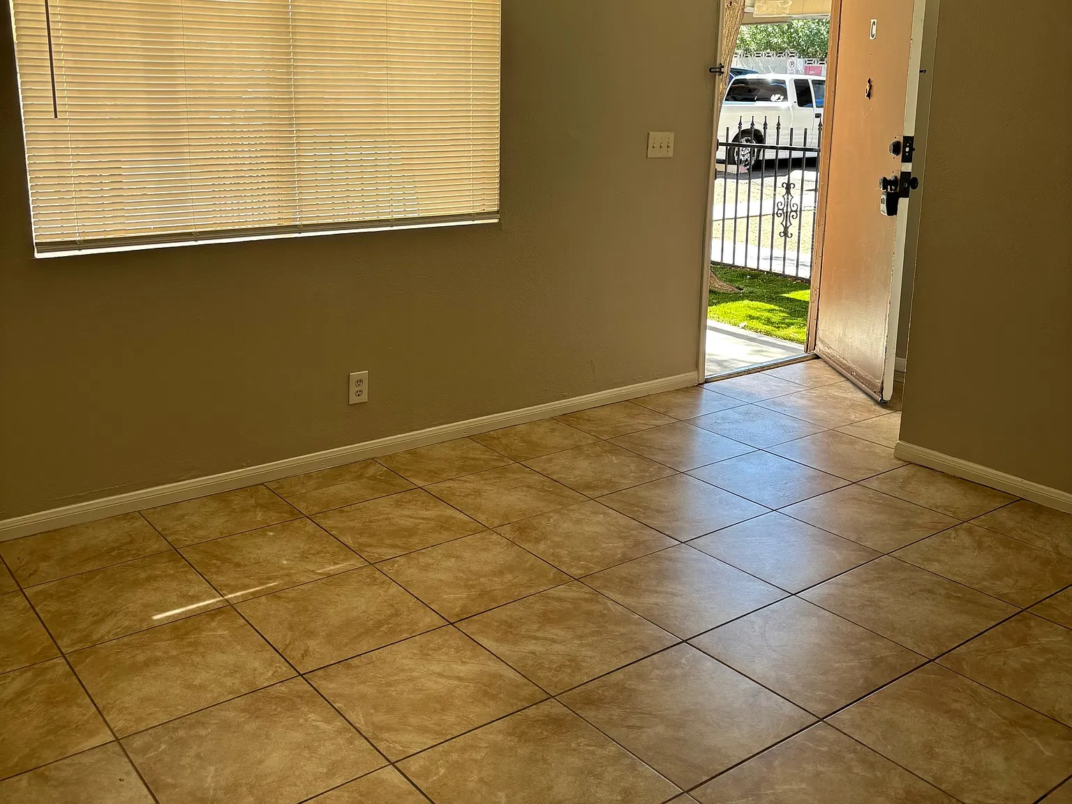 1613 Cordoba Ln — Photo 1
