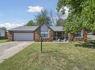 9333 E Apple Ln, Claremore, OK 74019