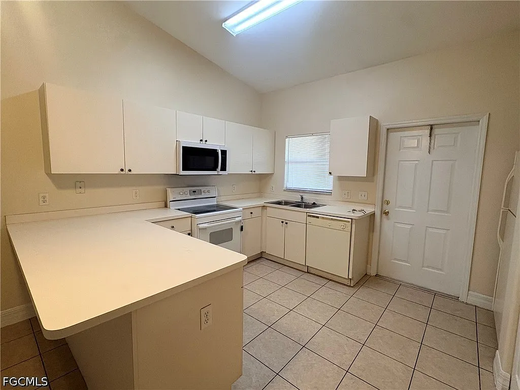 2 bed, 2.0 bath, 1189 sqft, $1,390 — Photo 2