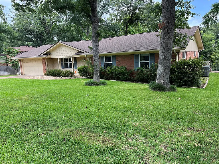 1918 Courtney Dr — Photo 2