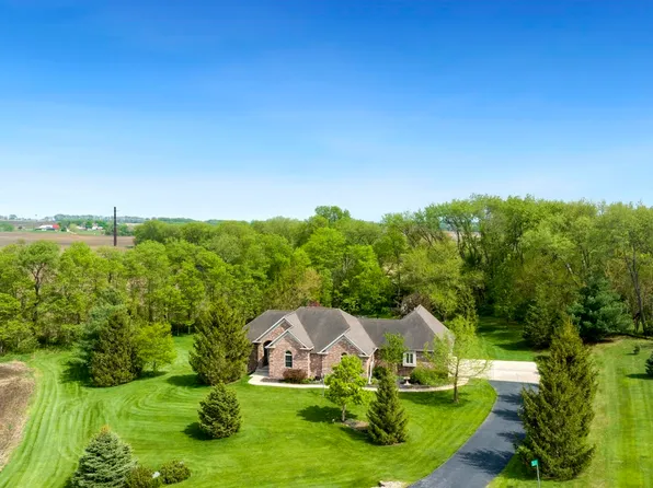523 Karen Ct, Dixon, IL 61021