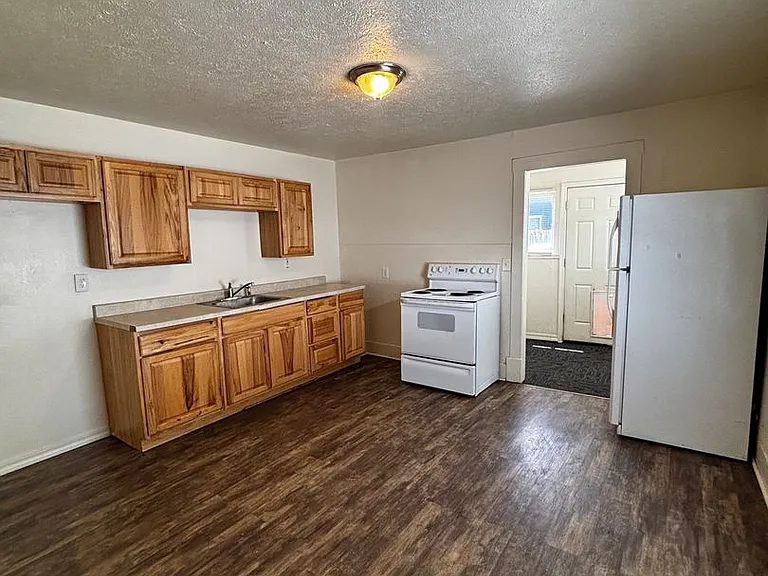 1341 N Harrison Ave — Photo 3