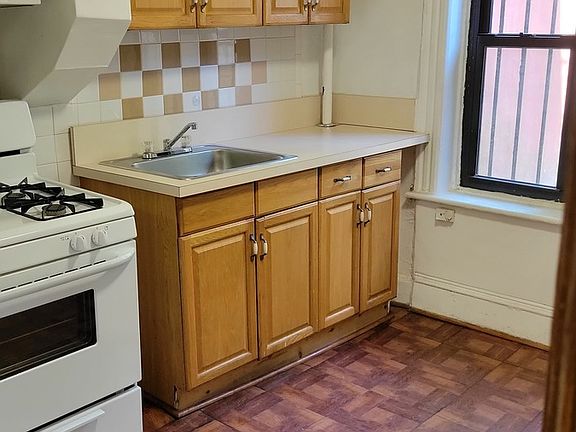 3rd image of 603A Halsey St #1