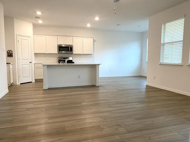 1201 Sassafras Dr — Photo 9