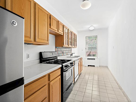 5th image of 120 Bennett Ave APT 2A