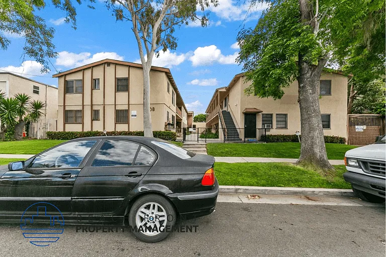 608 W Hyde Park Blvd — Photo 10