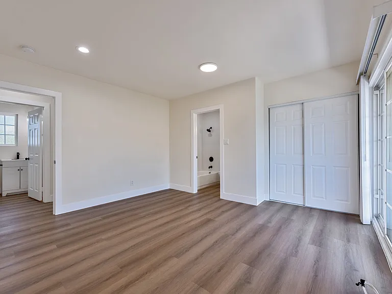 230 N Burlington Ave #1/2 — Photo 7
