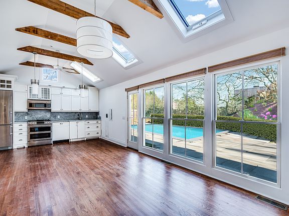 3rd image of 81 Jacqueline Dr