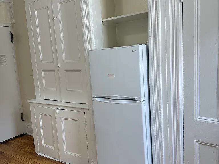 530 W 50th St #4B — Photo 4