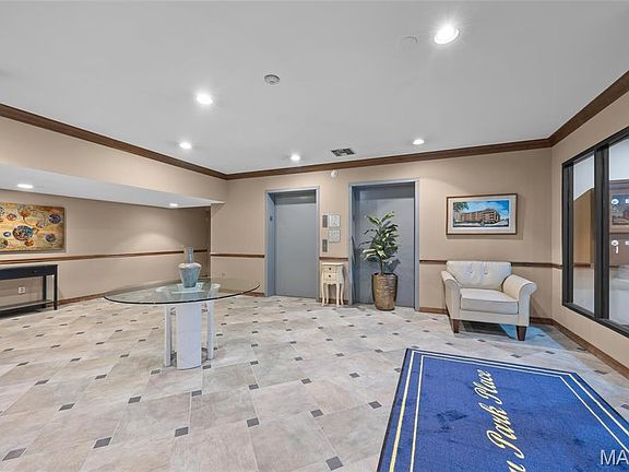 4th image of 250 S Brentwood Blvd APT 1H