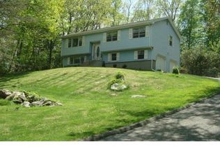 10 Chaucer Dr, Shelton, CT 06484