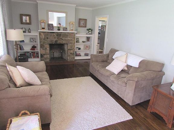 Living Room..jpg