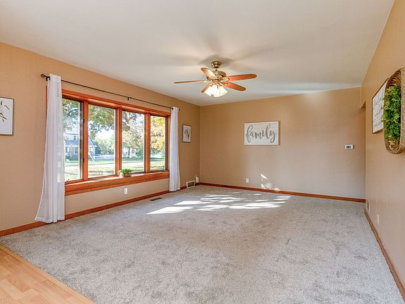 3rd image of 1304 Rainbow Dr
