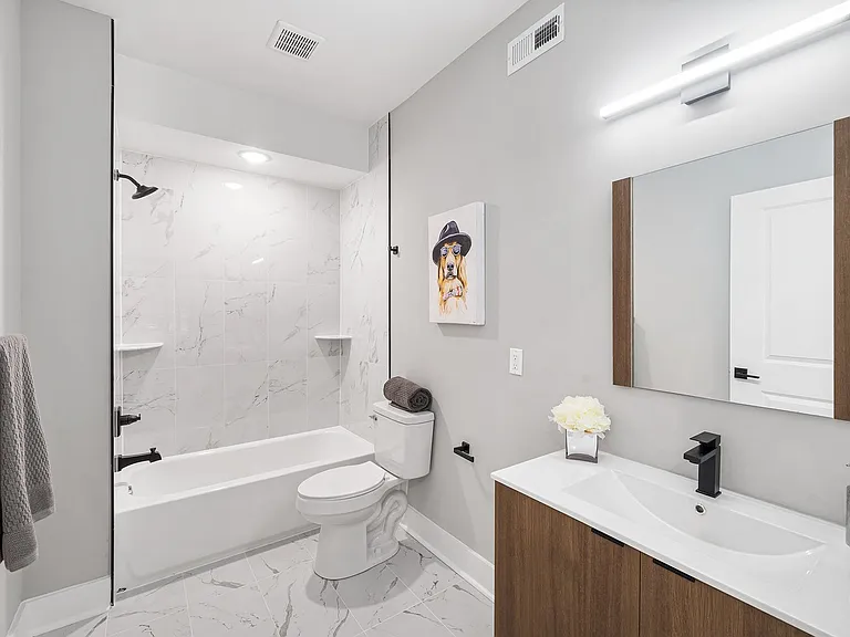 Gorgeous New Diamond St Construction Boasting Luxury Finishes — Photo 45