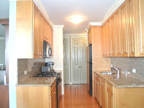 3rd image of 27110 Grand Central Pkwy APT 23S