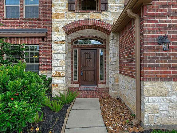 3rd image of 139 W Wading Pond Cir