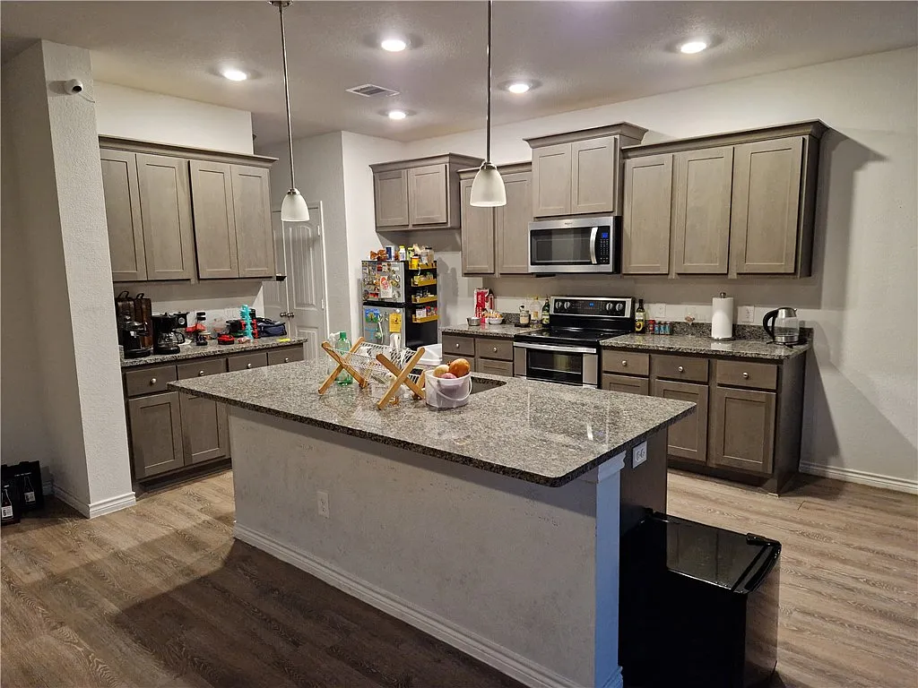 5 bed, 2.5 bath, 2479 sqft, $2,200 — Photo 3