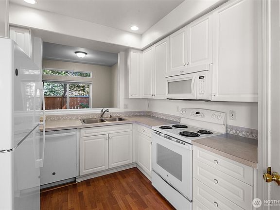 5th image of 608 Chelan Place NE #C