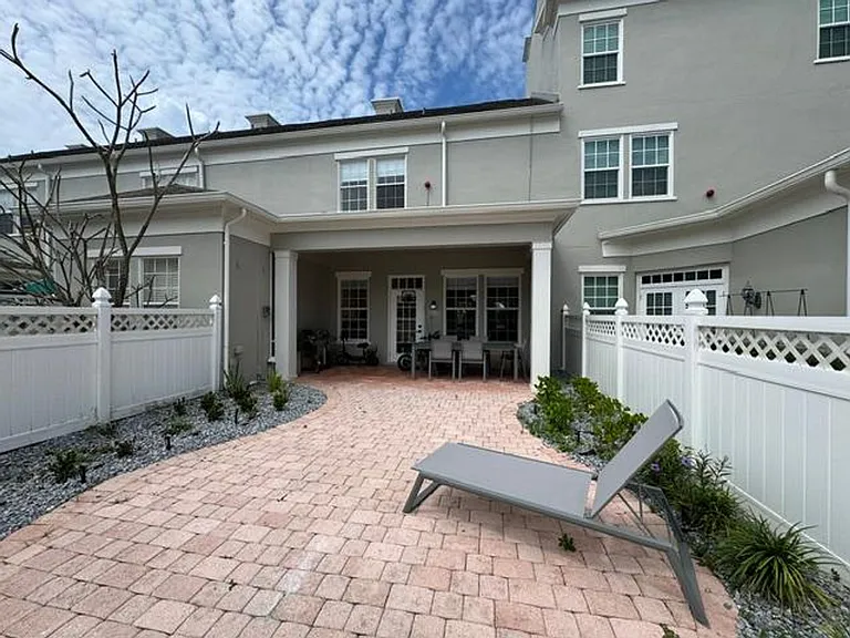 537 Campus St — Photo 30