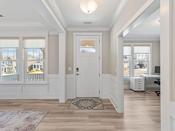 3rd image of 1328 Curlyleaf Way