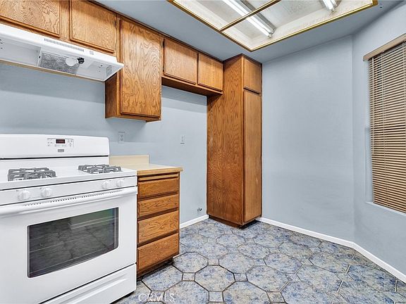 4th image of 955 E 3rd St Unit 202