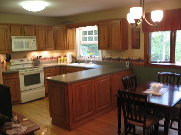 3rd image of 21 Maple Dr