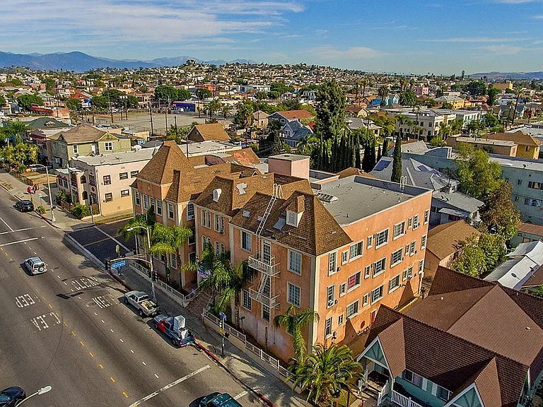 Soto Rose Apartments — Photo 9