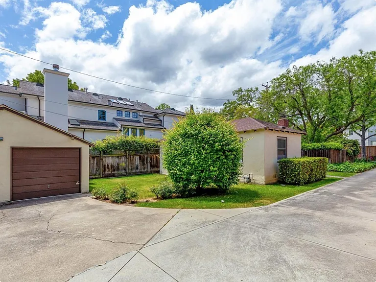 Detached 1 car garage & drive way