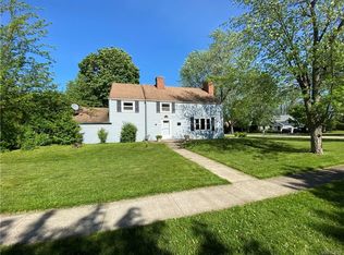 11 Blossom Heath Rd, Williamsville, NY 14221