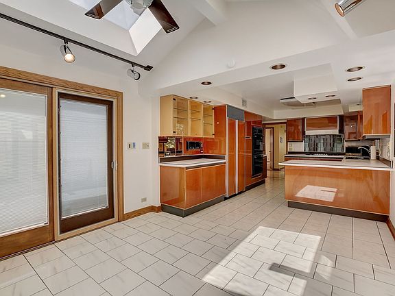 5th image of 6047 N Sacramento Ave