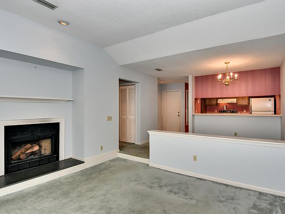 3rd image of 222 Oakwood Ct