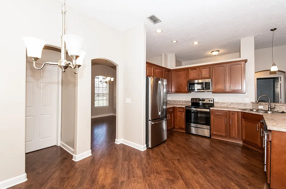 4 bed, 2.0 bath, 2500 sqft, $2,490 — Photo 4