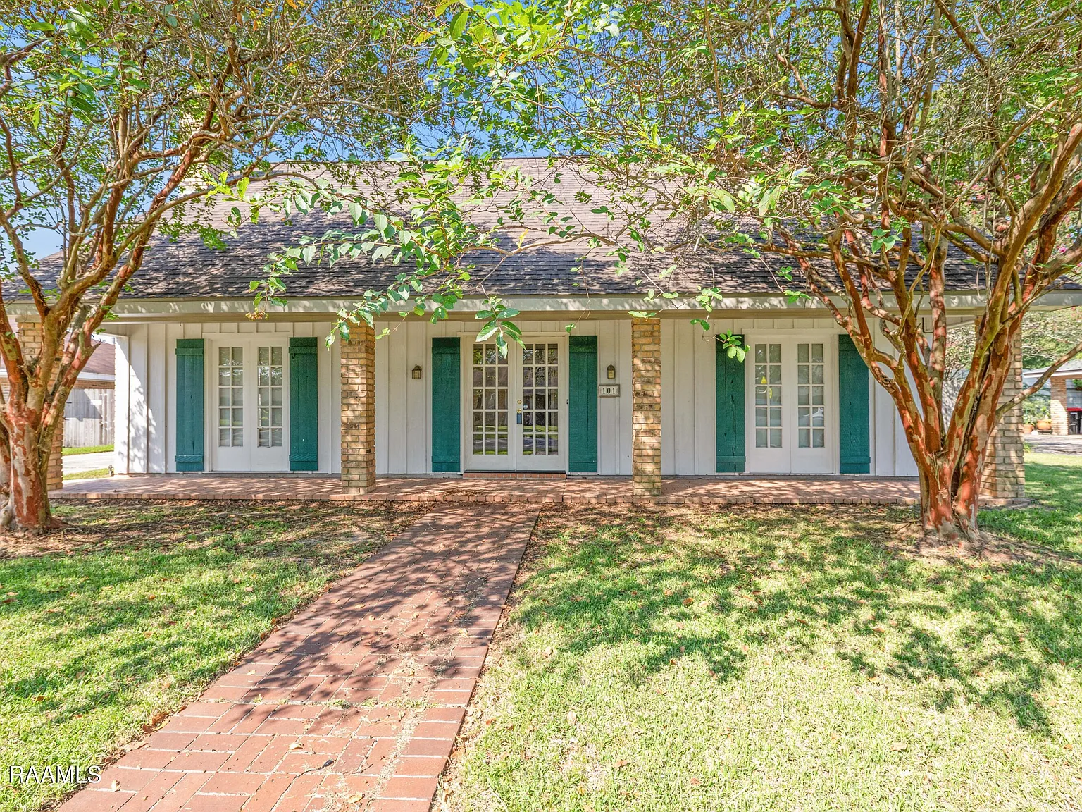 3 bed, 2.5 bath, 2370 sqft, $2,100 — Photo 3