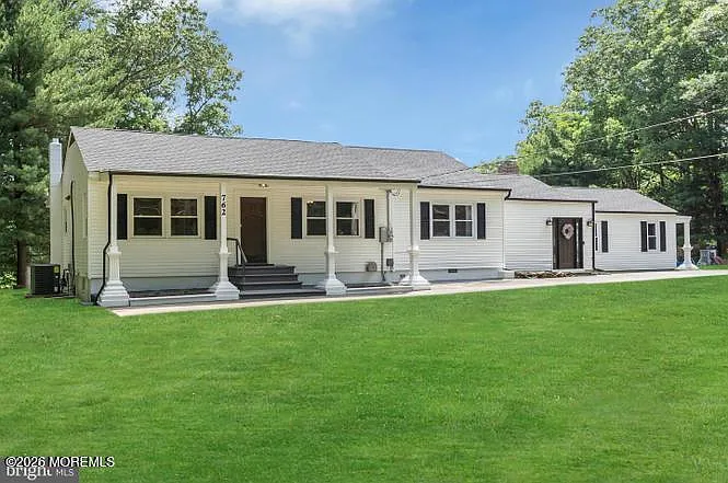 762 Lakehurst Ave — Photo 2