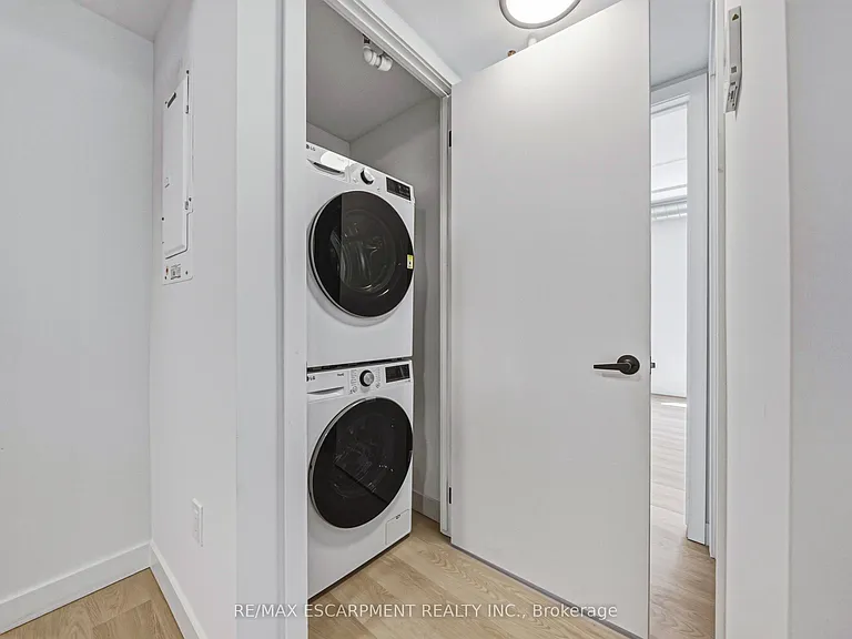 325 James St S #208 — Photo 3