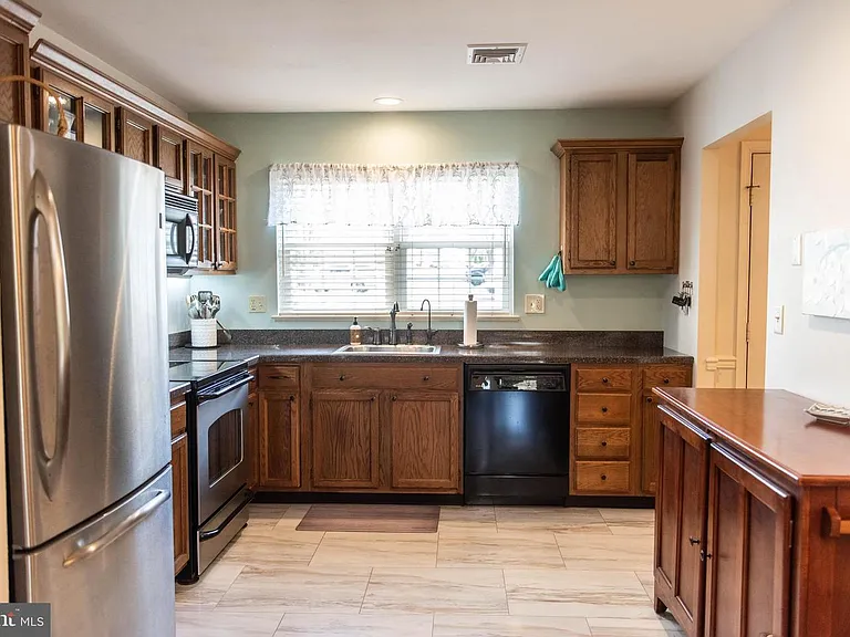 609 Cambridge Ct — Photo 4