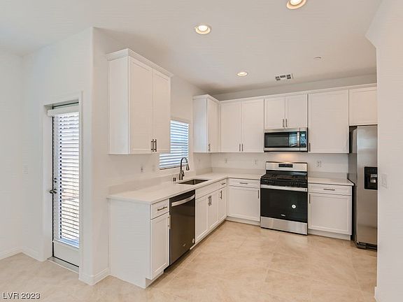3rd image of 422 Desert Cadence St