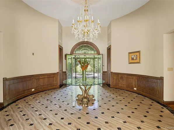 13 Chanticlare Drive, Manhasset, NY 11030