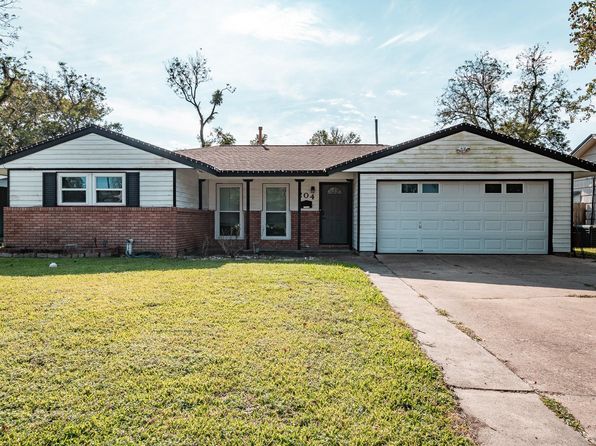 204 Carnation St, Lake Jackson, TX 77566