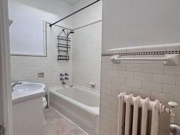 4th image of 1821 Pilgrim Ave #2R