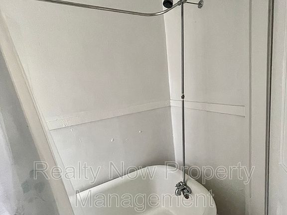 4th image of 9905 Parkview Ave Floor 2