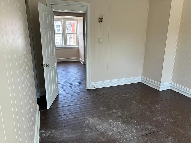 718 W Locust St — Photo 11