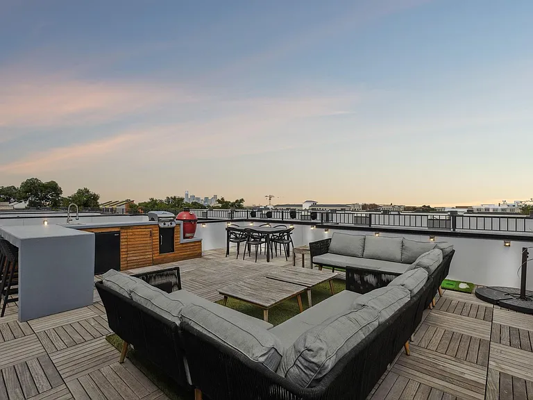 422 W 9th St #106 — Photo 1