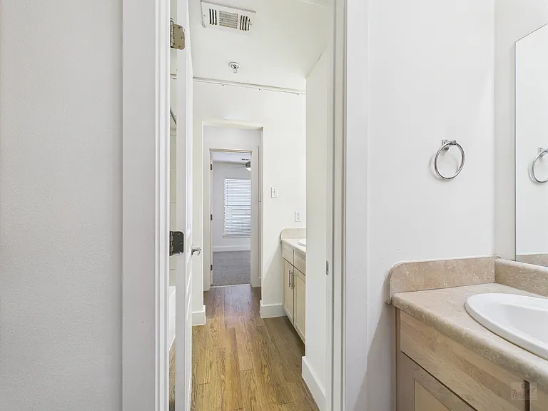 711 W 32nd St — Photo 278
