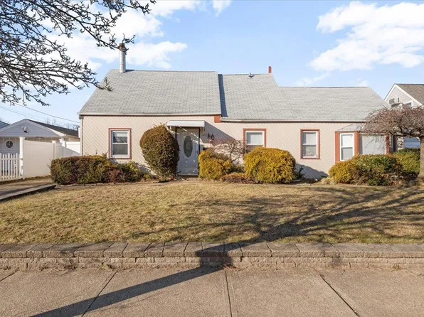31 Drake Lane, Levittown, NY 11756