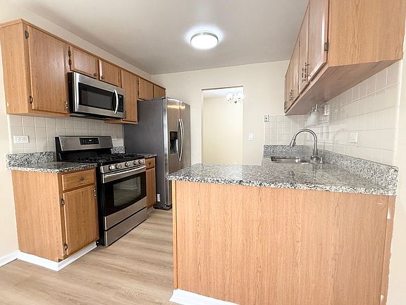 5th image of 570 Cumberland Trl APT A