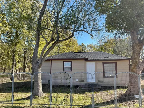 307 Prairie St, Highlands, TX 77562