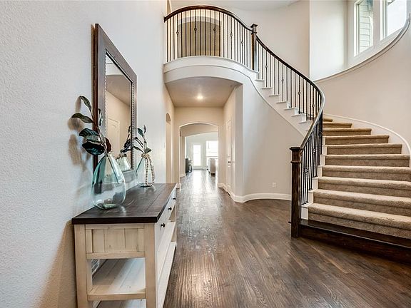 2nd image of 1909 Forest Park Dr
